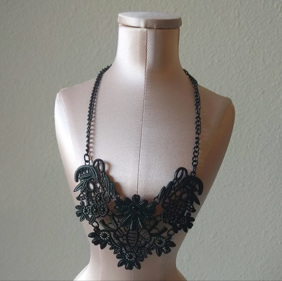 Black statement bib necklace - Picture 3 of 3